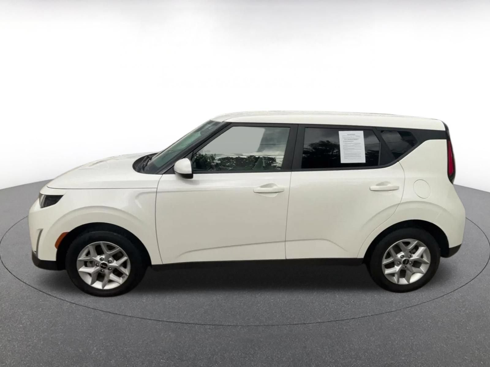 Used 2025 Kia Soul LX w/ LX Technology Package FWD image 8