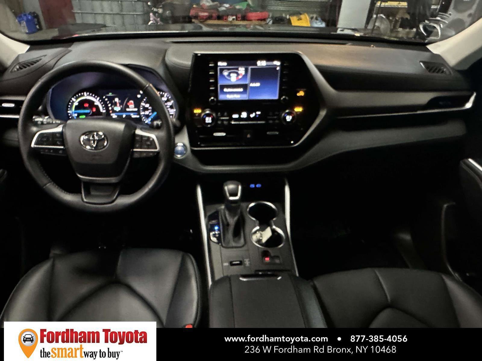Used 2022 Toyota Highlander XLE AWD/4WD image 18