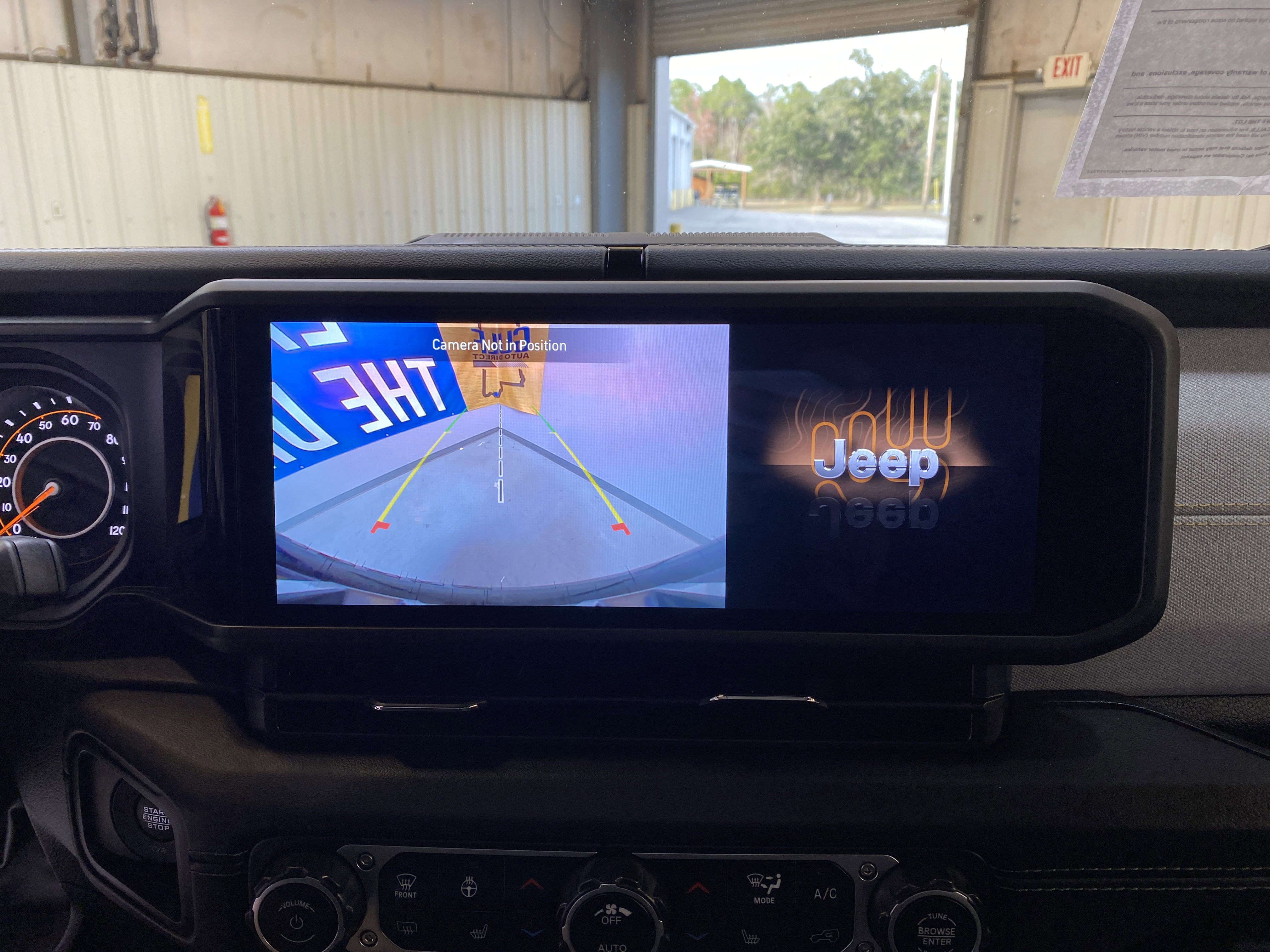 Used 2025 Jeep Wrangler Sahara image 43