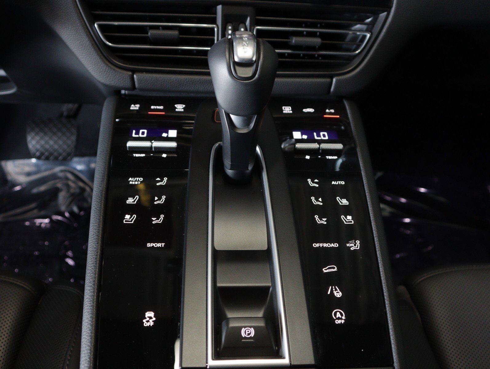 Certified 2026 Porsche Macan AWD/4WD image 16