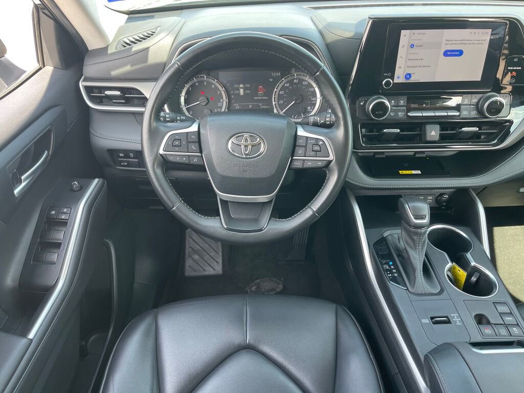 Used 2023 Toyota Highlander XLE image 2