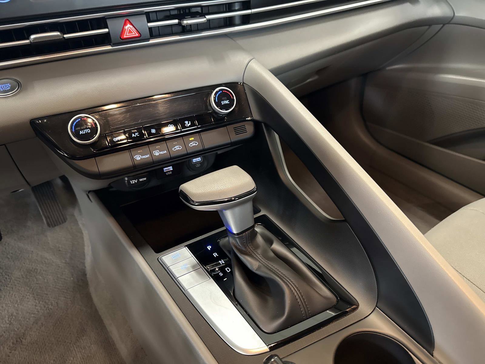 Used 2022 Hyundai Elantra SEL w/ Preferred Accessory Package image 25