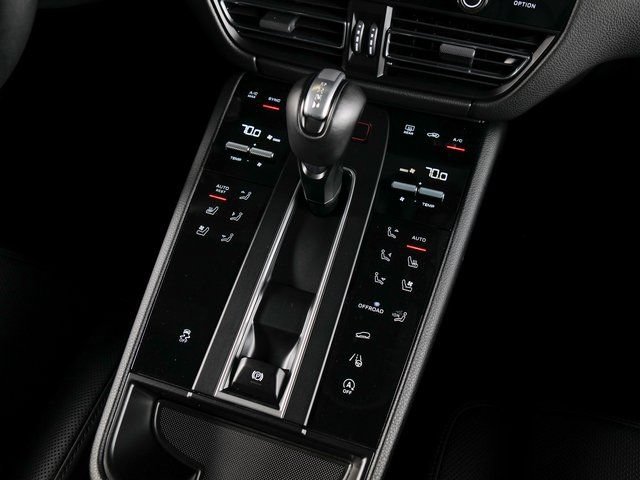 Certified 2026 Porsche Macan AWD/4WD image 16