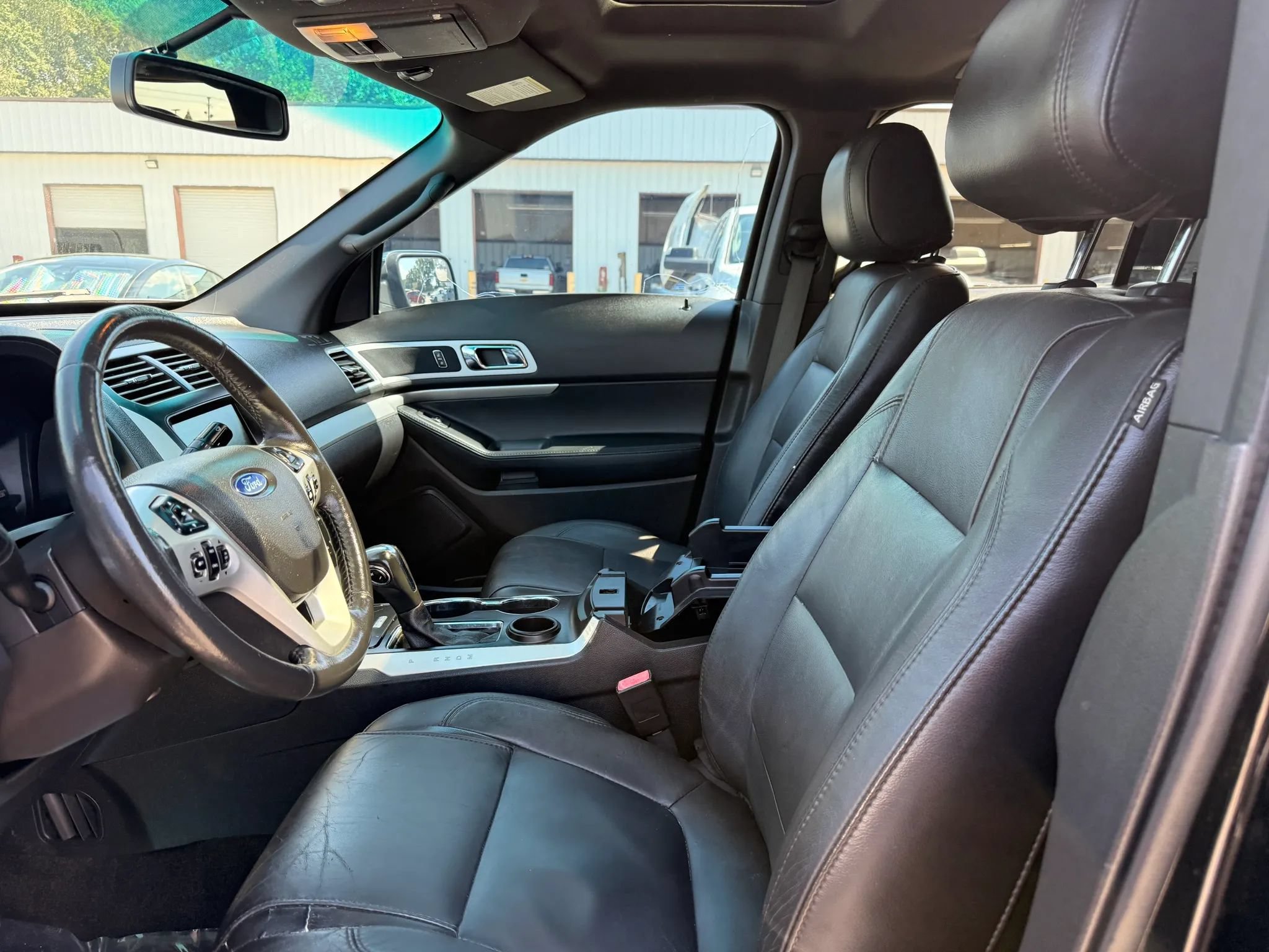 Used 2015 Ford Explorer XLT w/ Equipment Group 202B FWD image 2