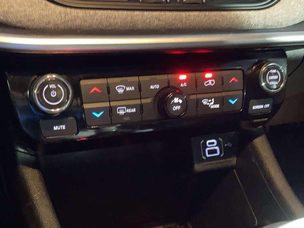 Used 2025 Jeep Compass Latitude w/ Sun & Sound Group AWD/4WD image 25