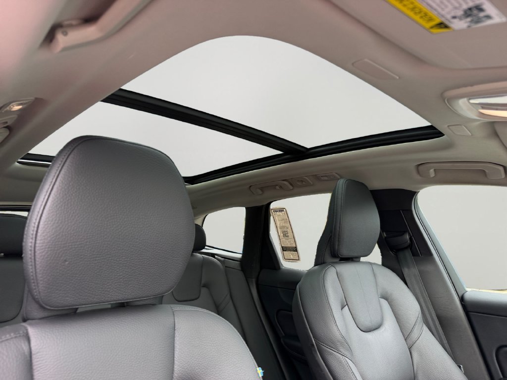 Certified 2024 Volvo XC60 B5 Plus w/ Protection Package Premier AWD/4WD image 7