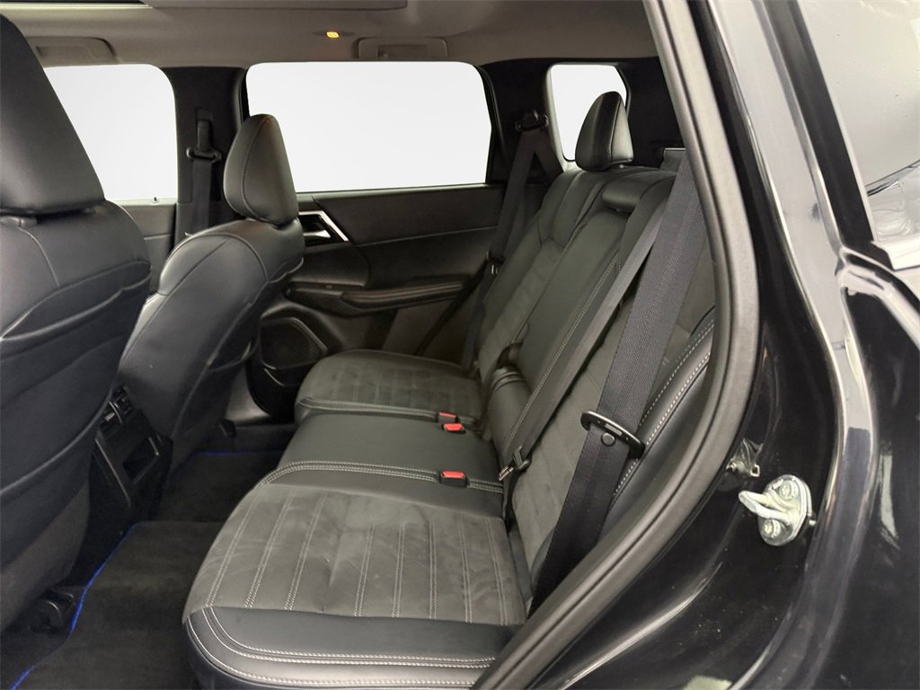 Used 2025 Mitsubishi Outlander SE image 24