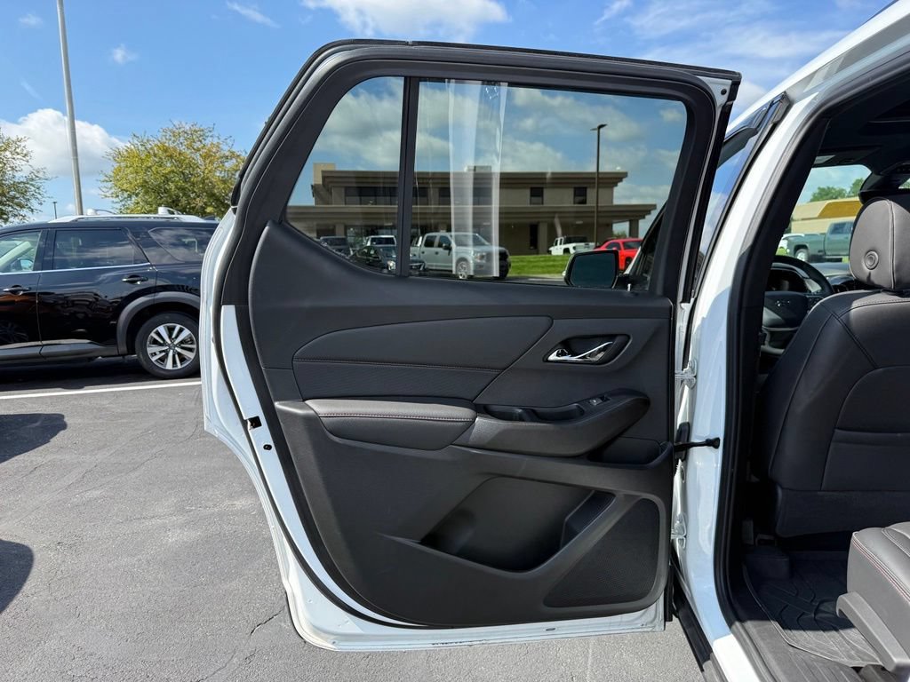 Used 2023 Chevrolet Traverse RS w/ LPO, Floor Liner Package AWD/4WD image 18