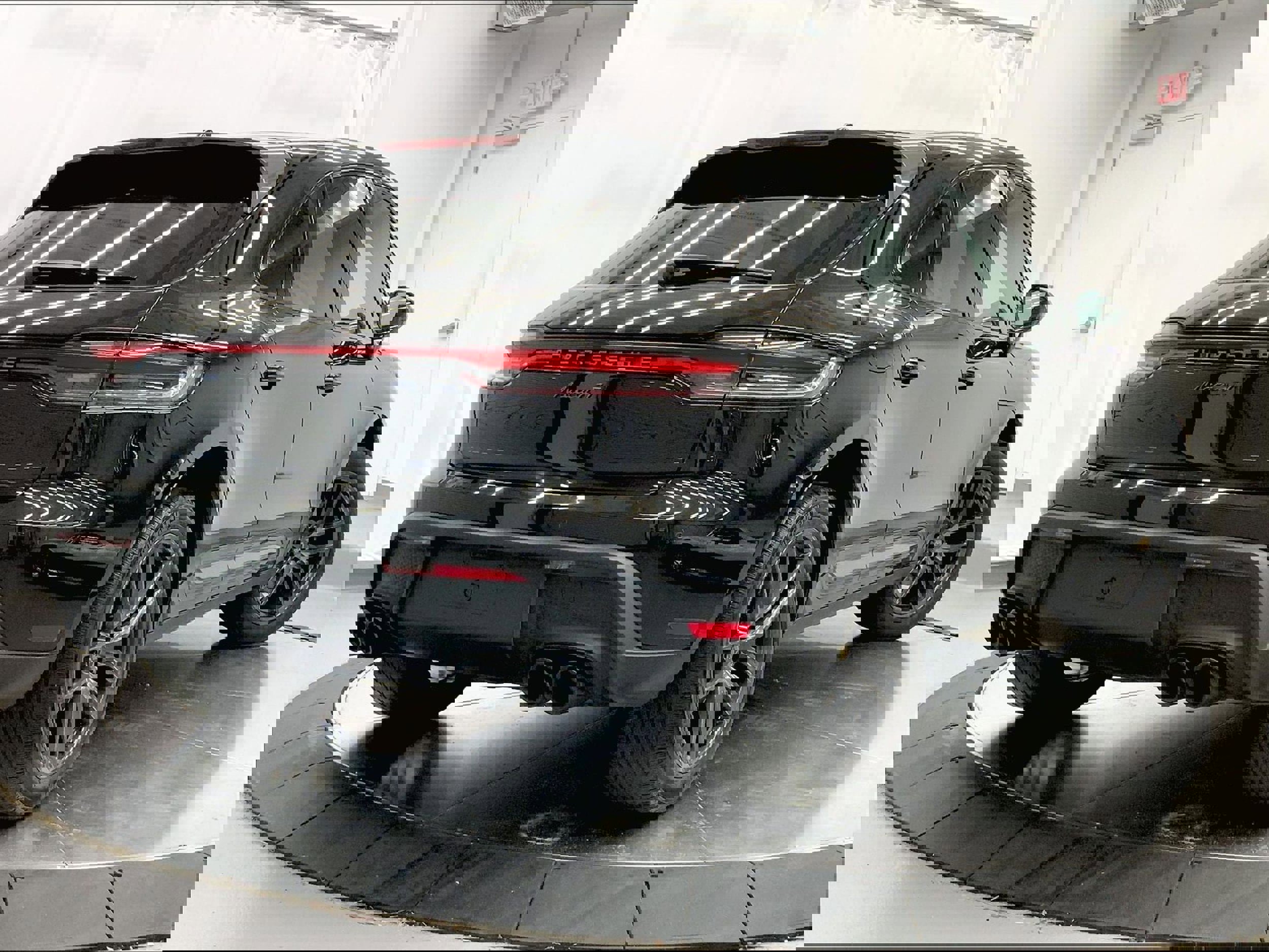 Used 2023 Porsche Macan Turbo image 7