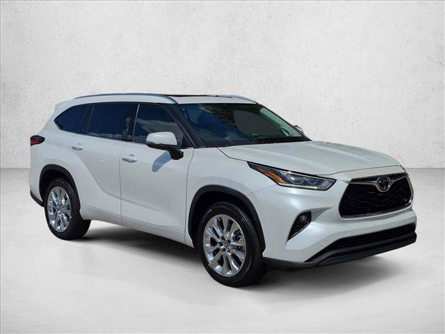 Used 2023 Toyota Highlander Limited FWD image 3