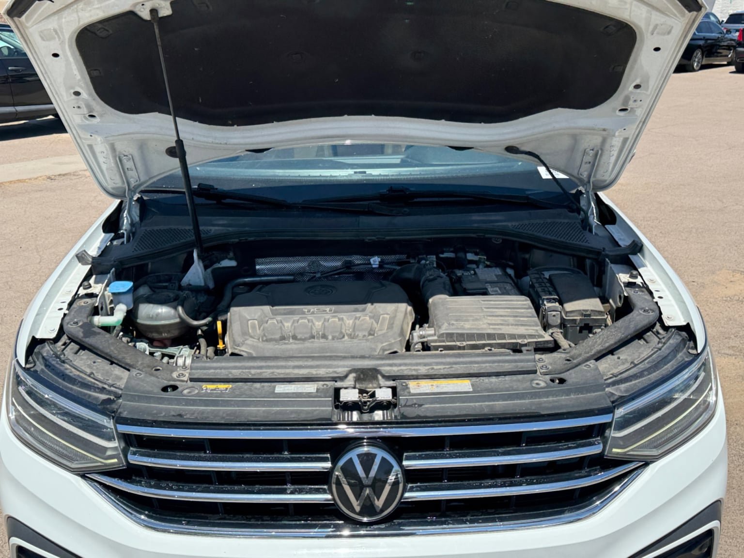 Used 2024 Volkswagen Tiguan SE w/ Panoramic Sunroof Package FWD image 20