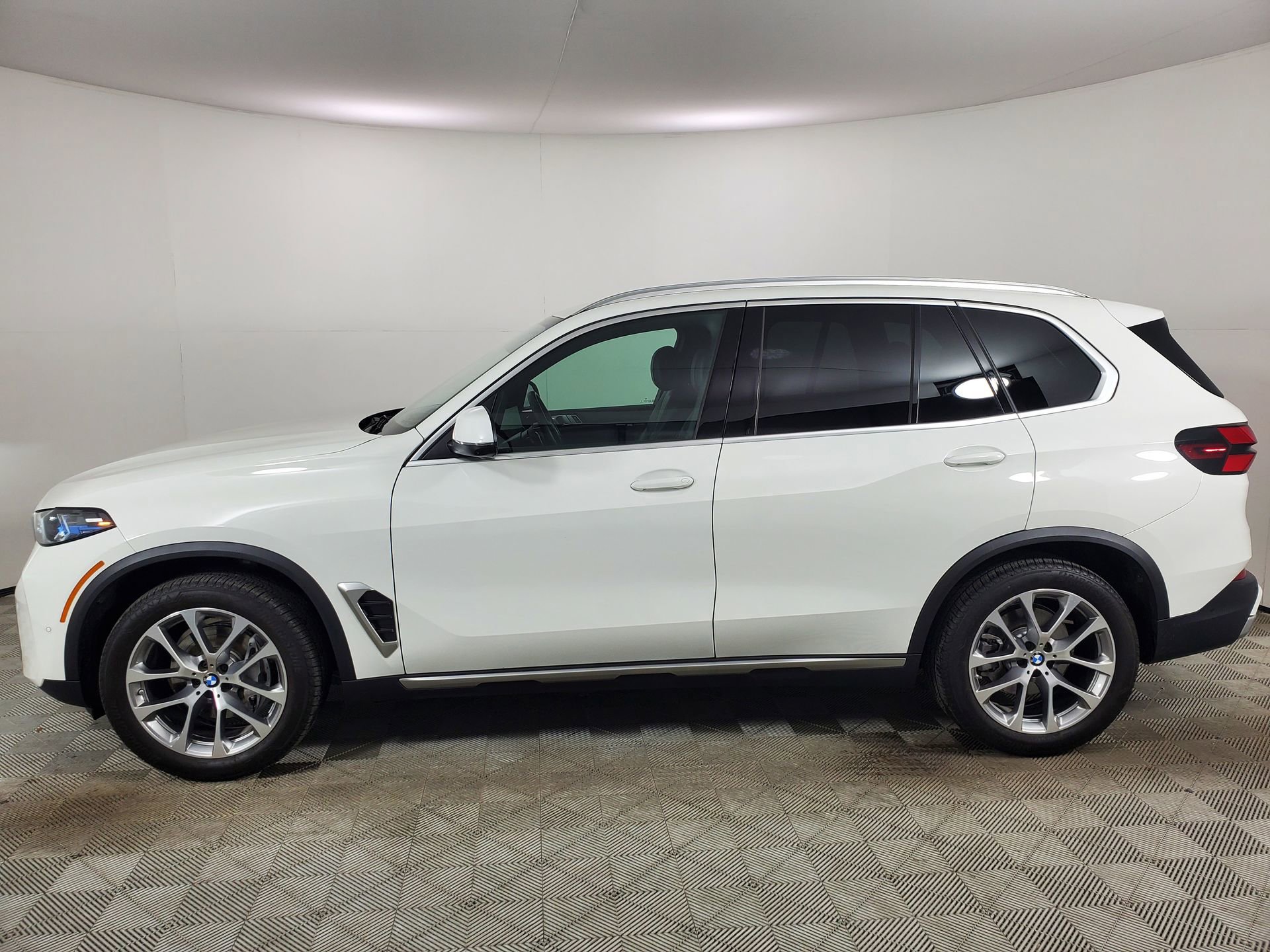 Used 2025 BMW X5 xDrive40i w/ Parking Assistance Package image 6