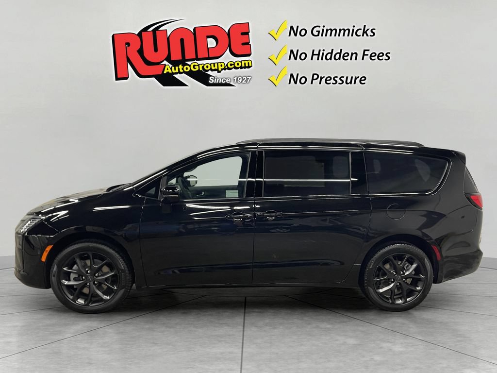 New 2027 Chrysler Pacifica Limited AWD/4WD image 2