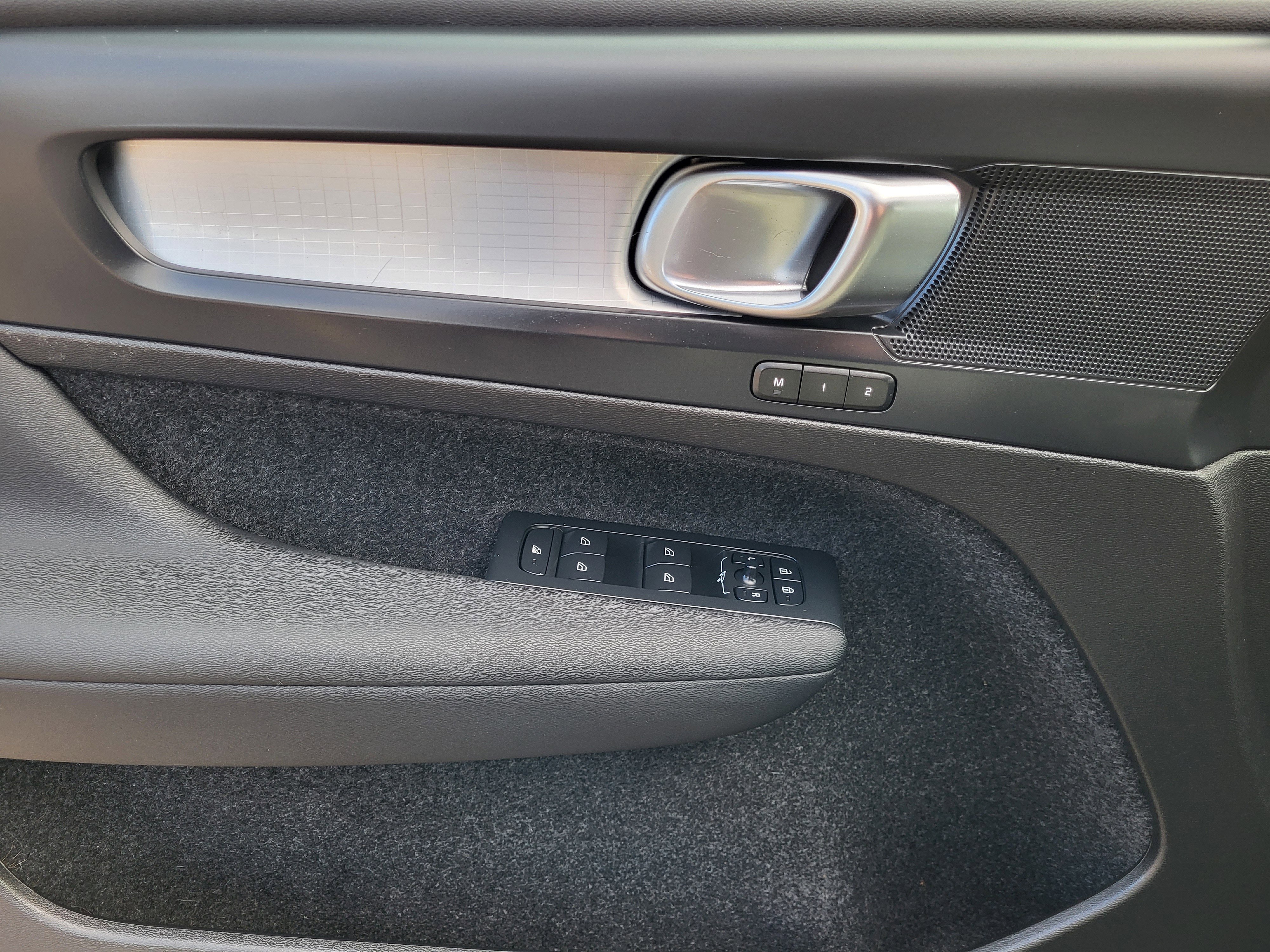 Used 2023 Volvo XC40 B5 Core image 6