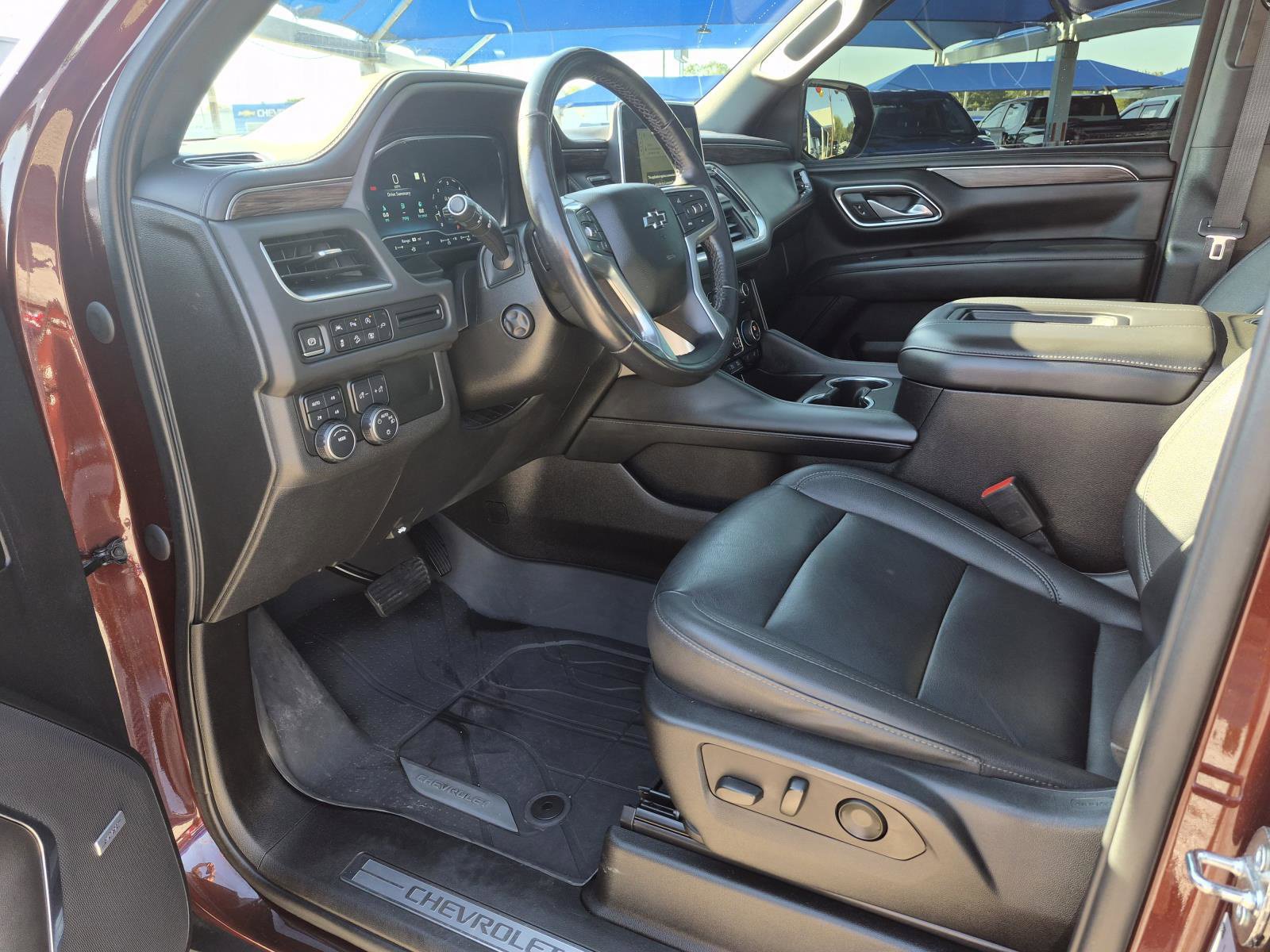 Used 2022 Chevrolet Tahoe Z71 w/ Luxury Package AWD/4WD image 2