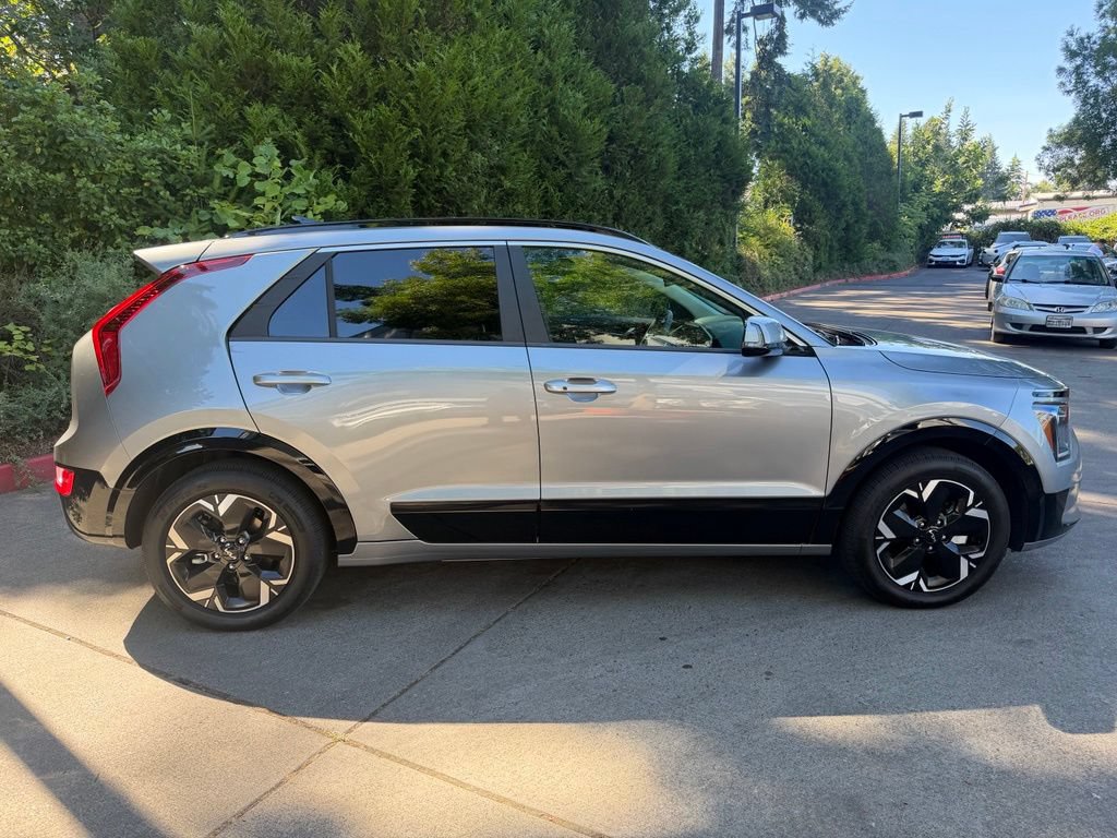 Certified 2024 Kia Niro Wind w/ Wind Preserve Package FWD image 2