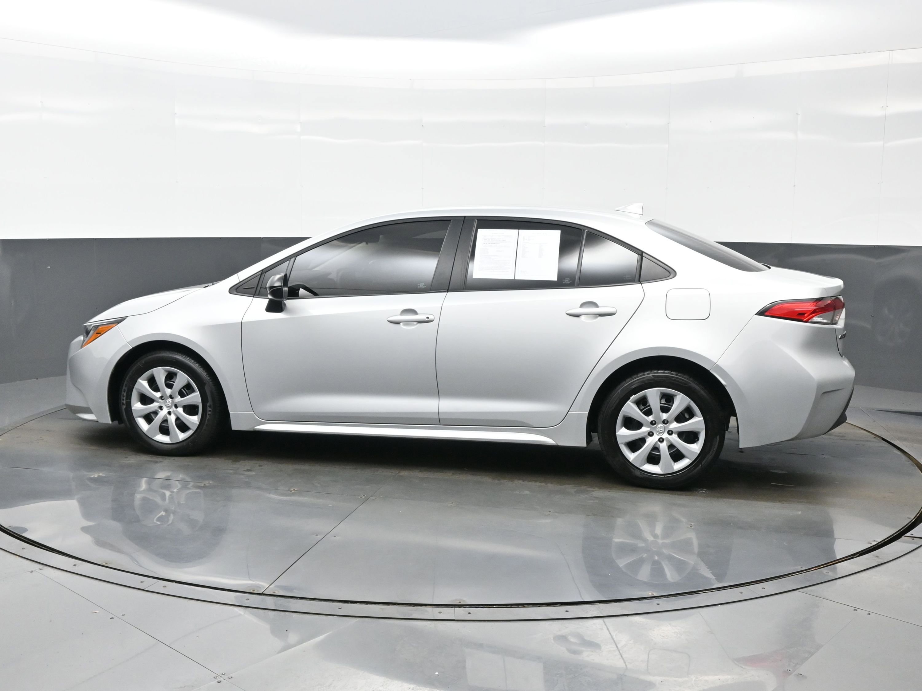 Used 2023 Toyota Corolla LE image 3
