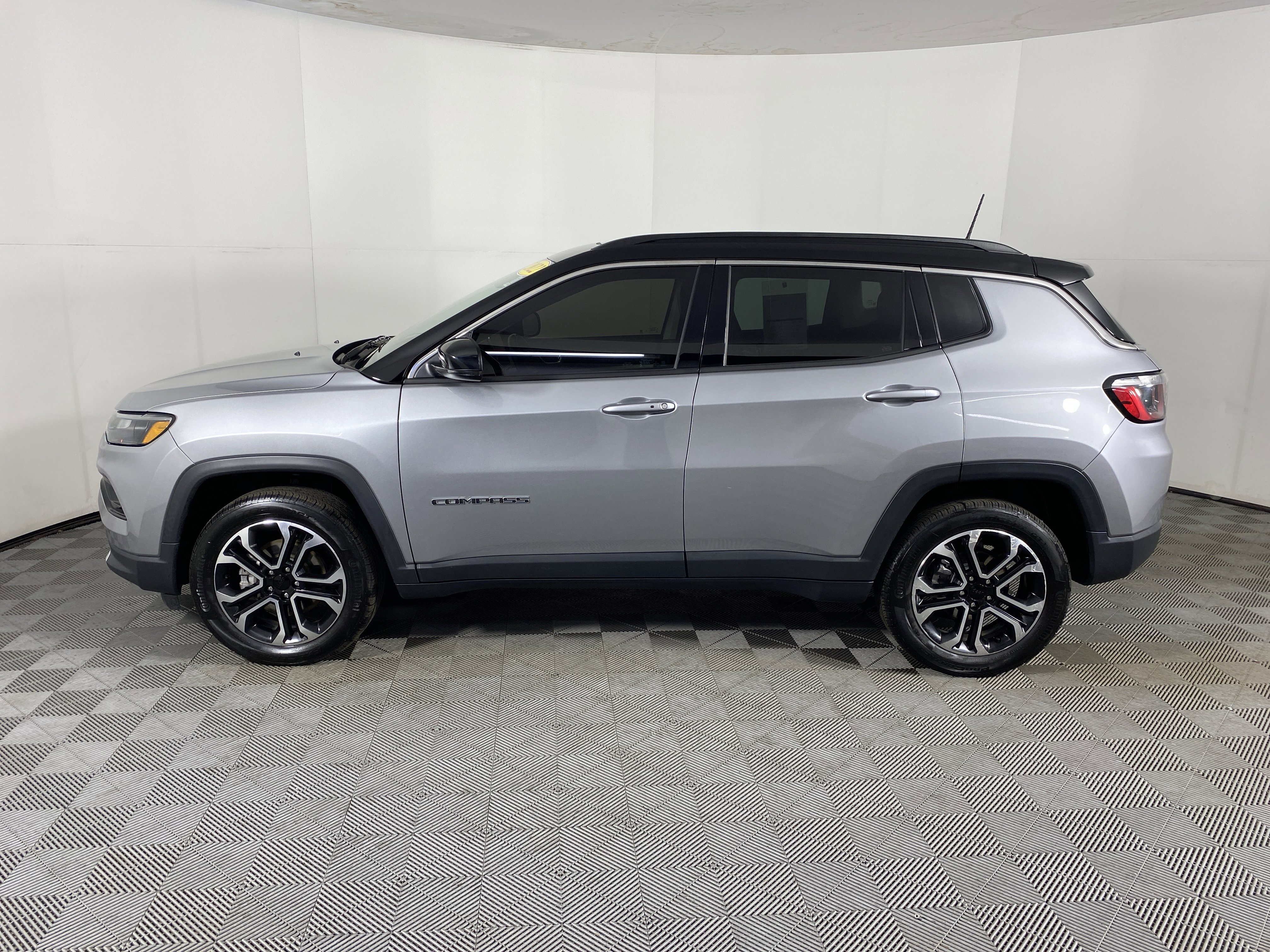 Used 2022 Jeep Compass Limited w/ Sun and Sound Group image 11