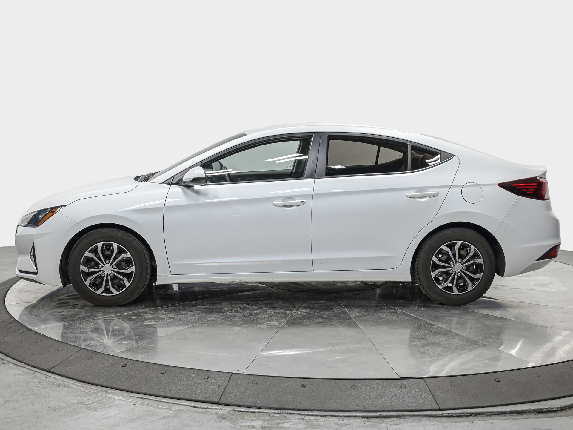 Used 2020 Hyundai Elantra SE FWD image 2