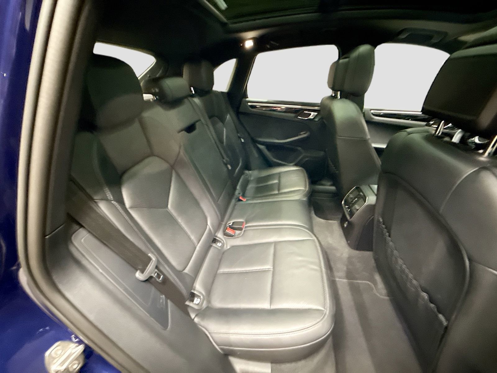 Used 2024 Porsche Macan AWD/4WD image 31