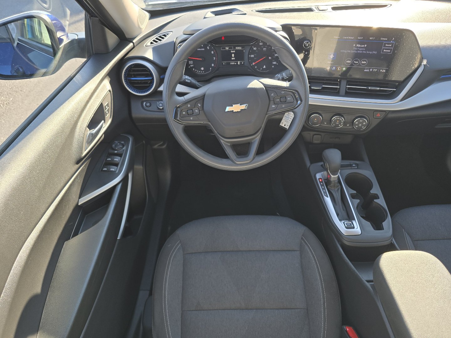 Used 2024 Chevrolet Trax LS w/ LS Convenience Package FWD image 3