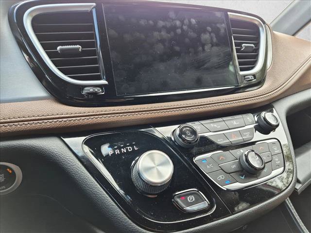 Used 2021 Chrysler Pacifica Limited w/ Uconnect Theater Family Group FWD image 12