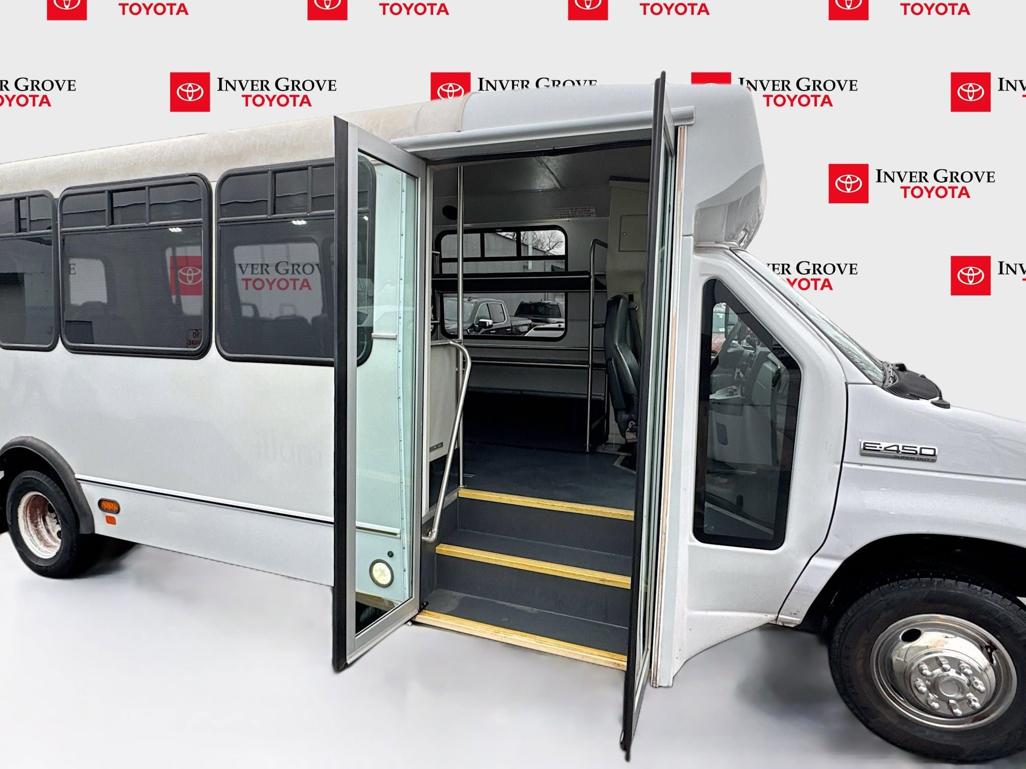 Used 2017 Ford E-450 and Econoline 450 Super Duty w/ Shuttle Bus Prep Package RWD image 9