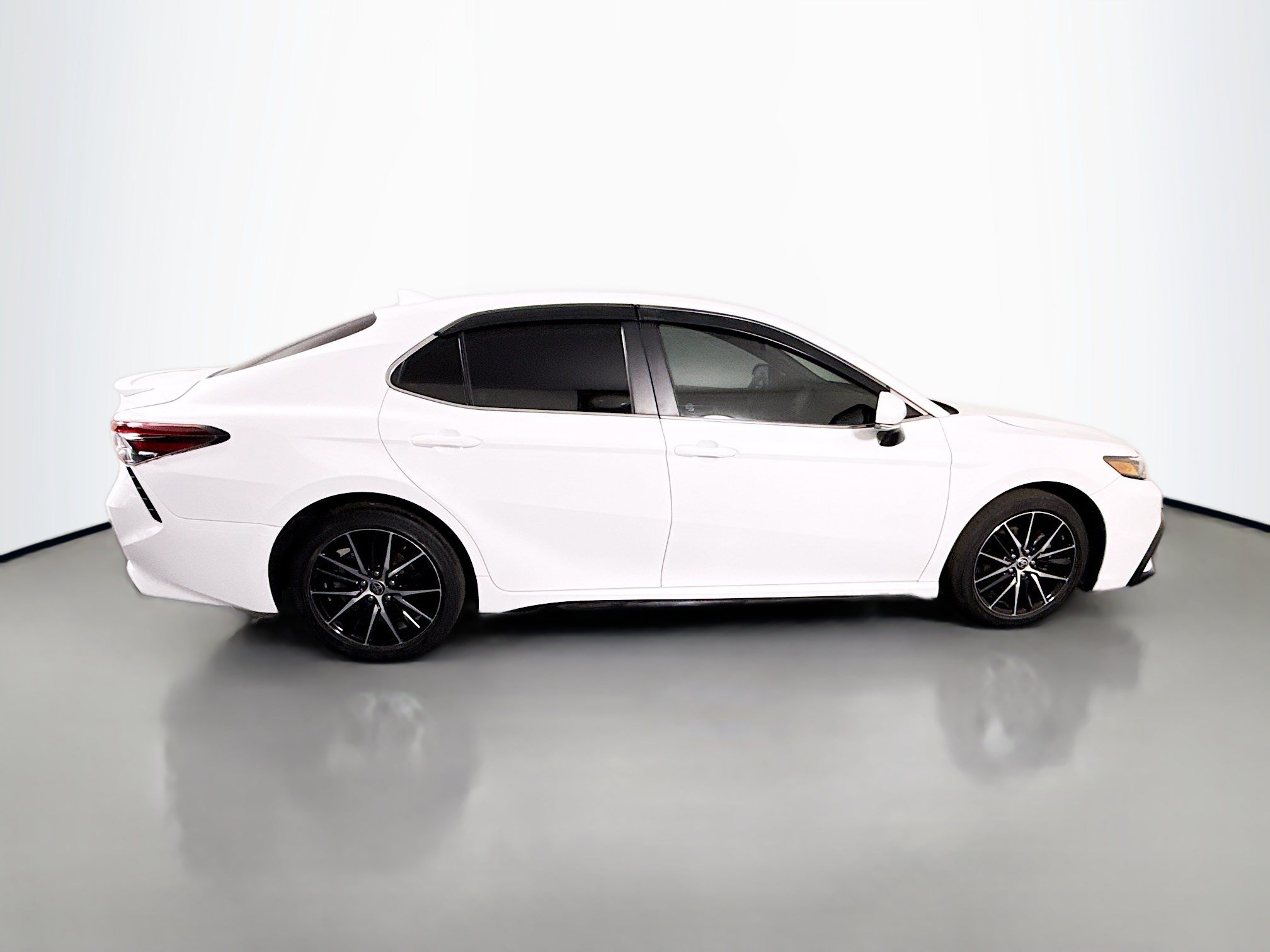 Used 2022 Toyota Camry SE w/ Convenience Package FWD image 11