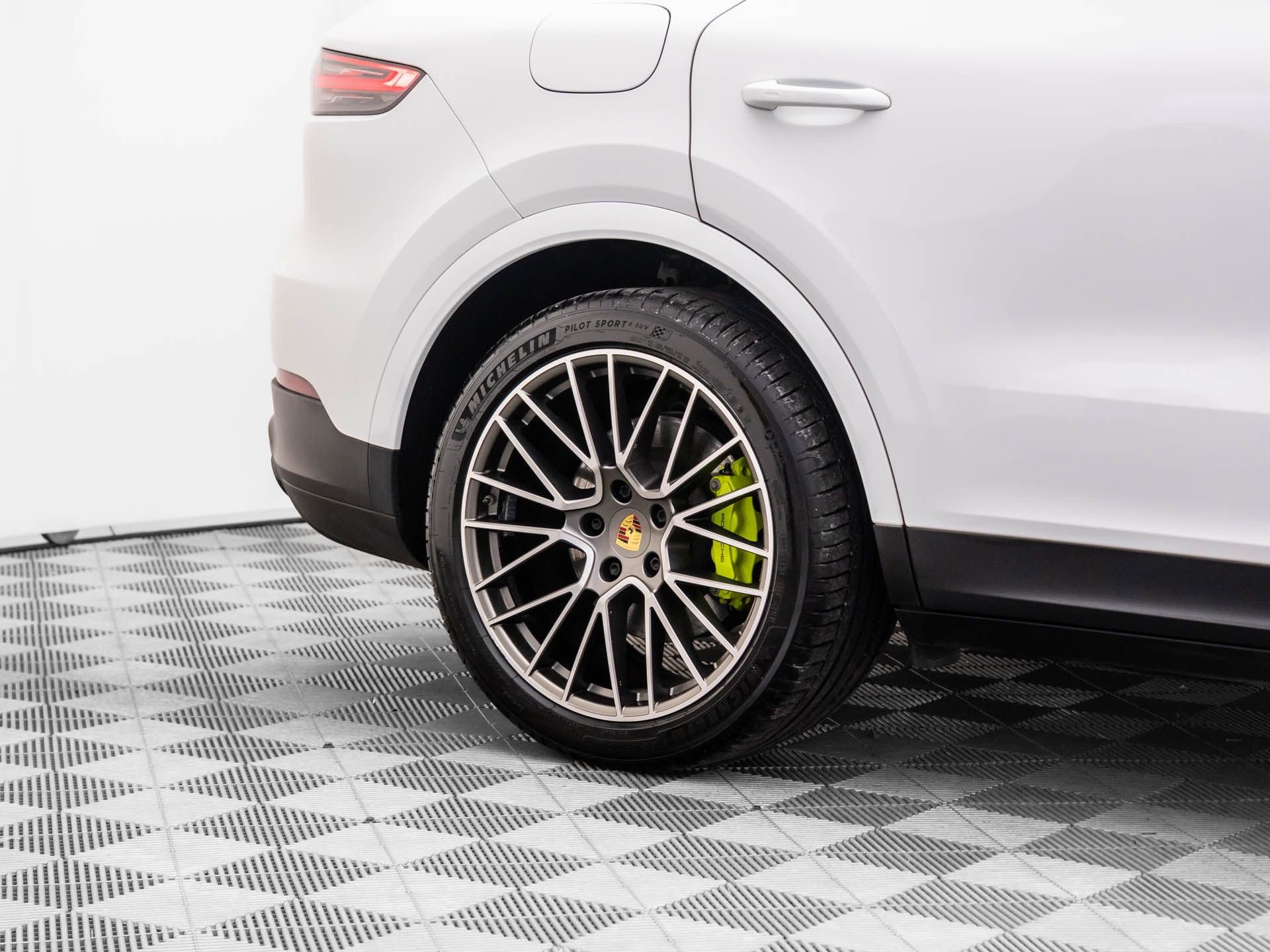 Certified 2022 Porsche Cayenne Platinum Edition image 37