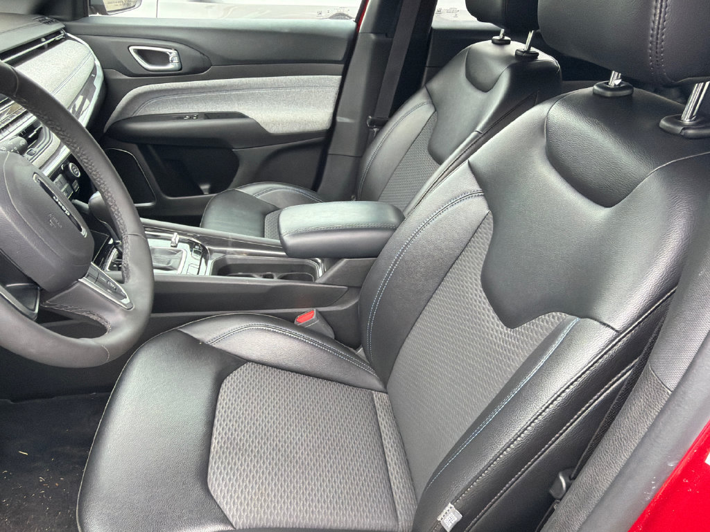 Used 2025 Jeep Compass Latitude AWD/4WD image 9