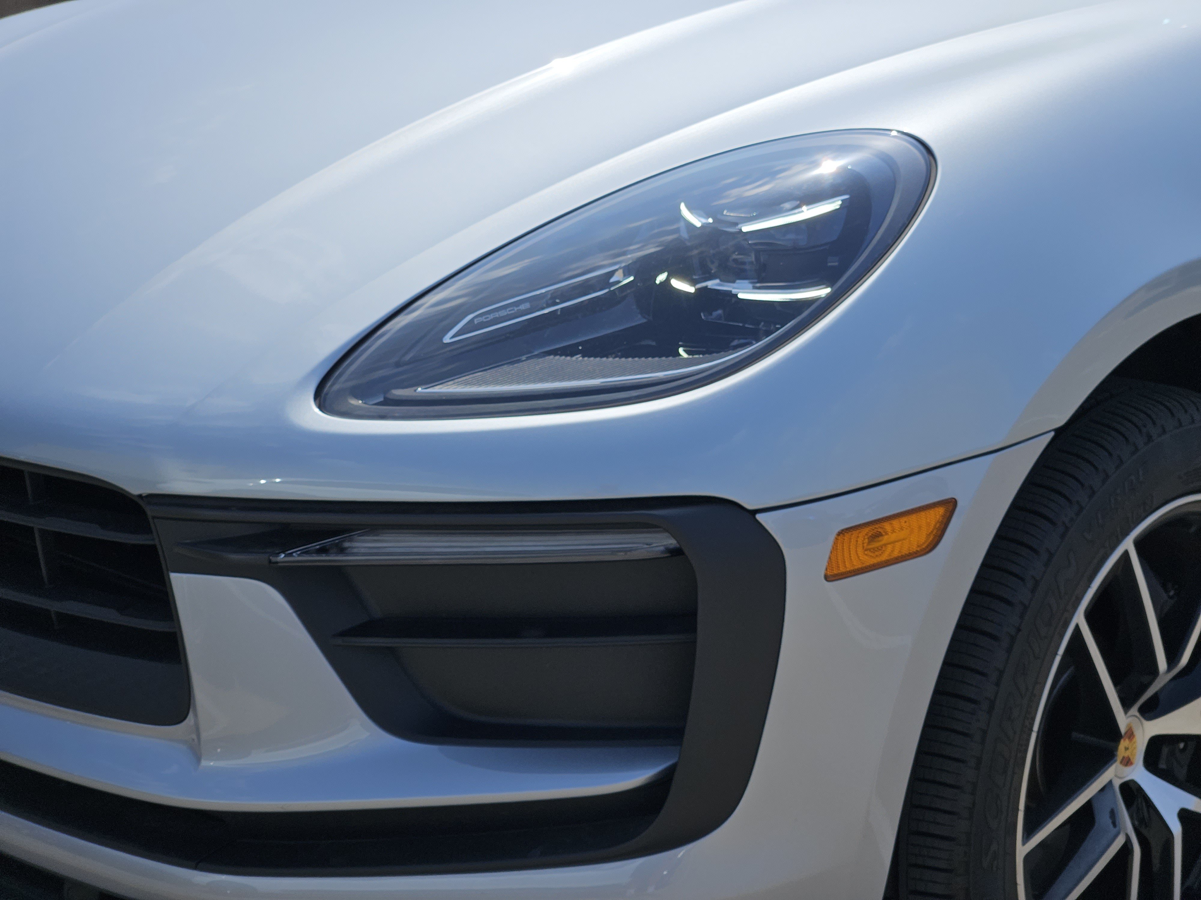 Certified 2025 Porsche Macan AWD/4WD image 12