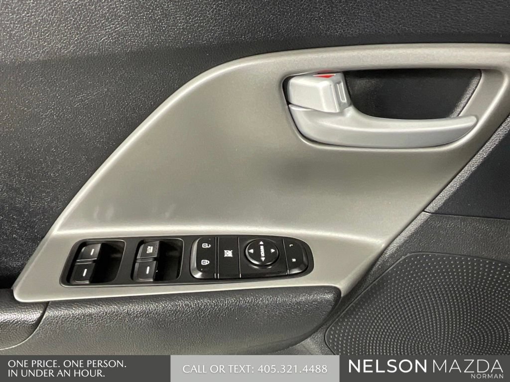 Used 2017 Kia Niro FE FWD image 18