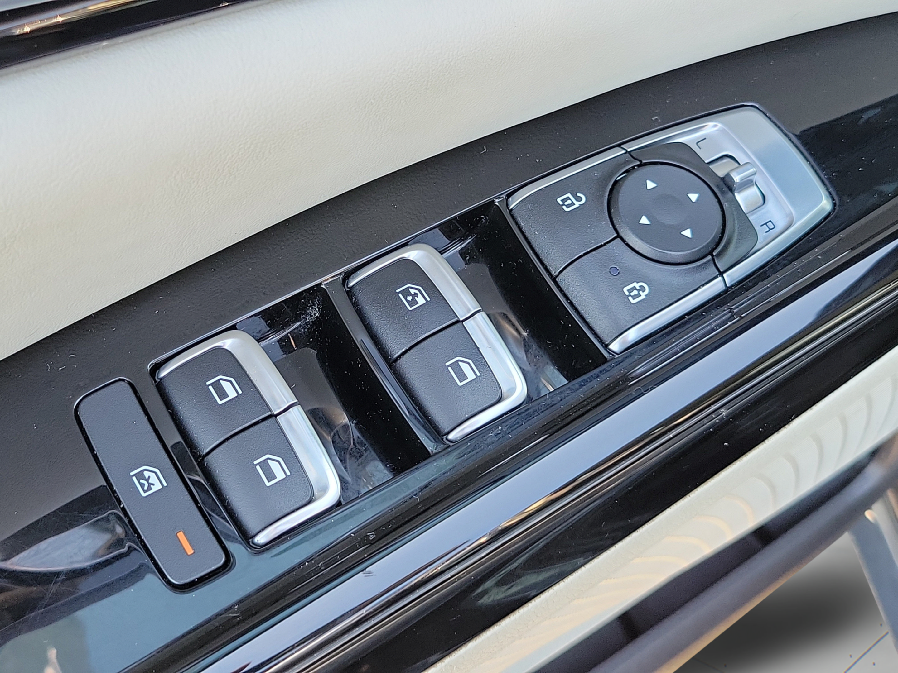 Used 2023 Kia Carnival EX FWD image 31