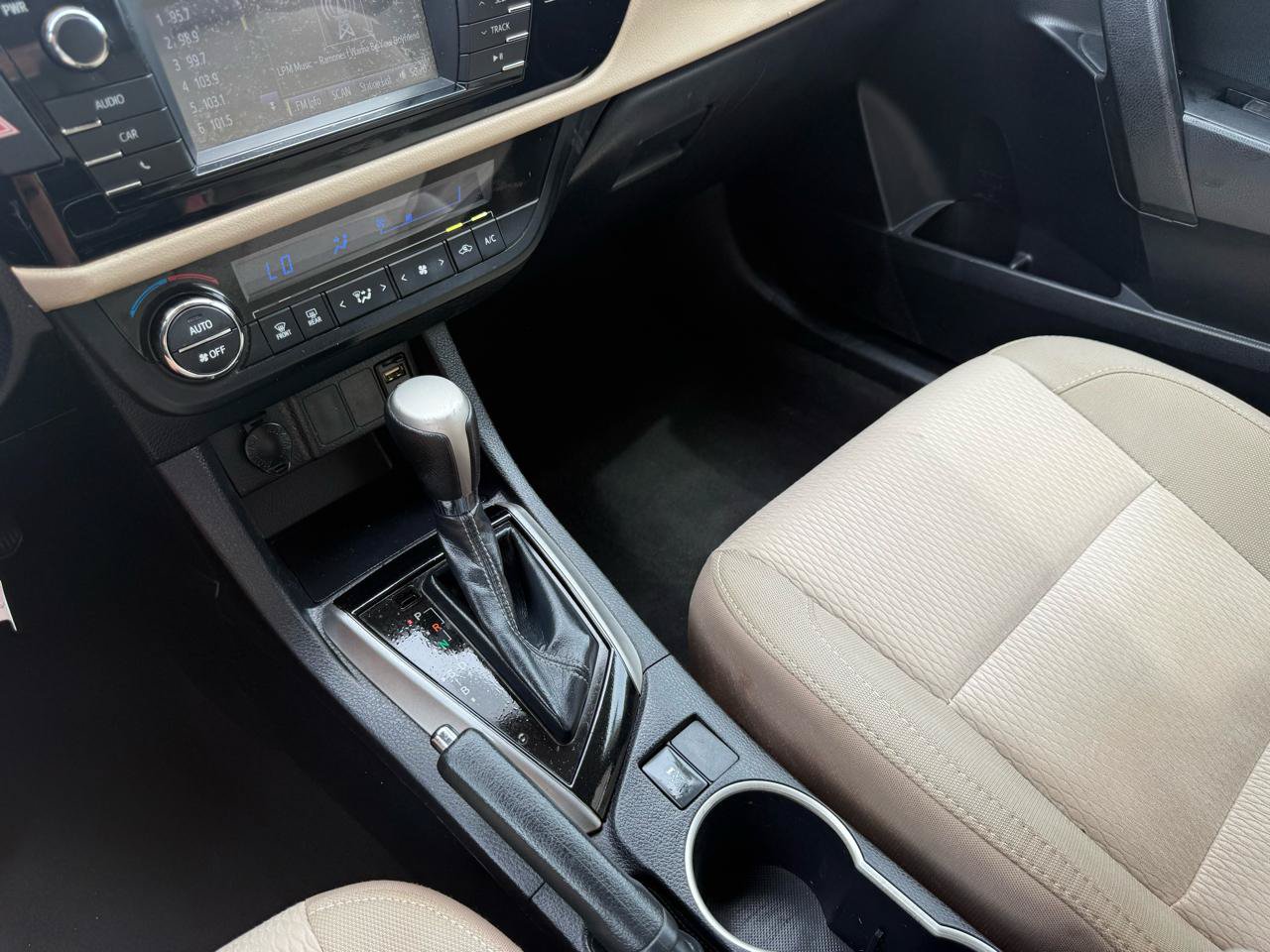 Used 2015 Toyota Corolla LE FWD image 12