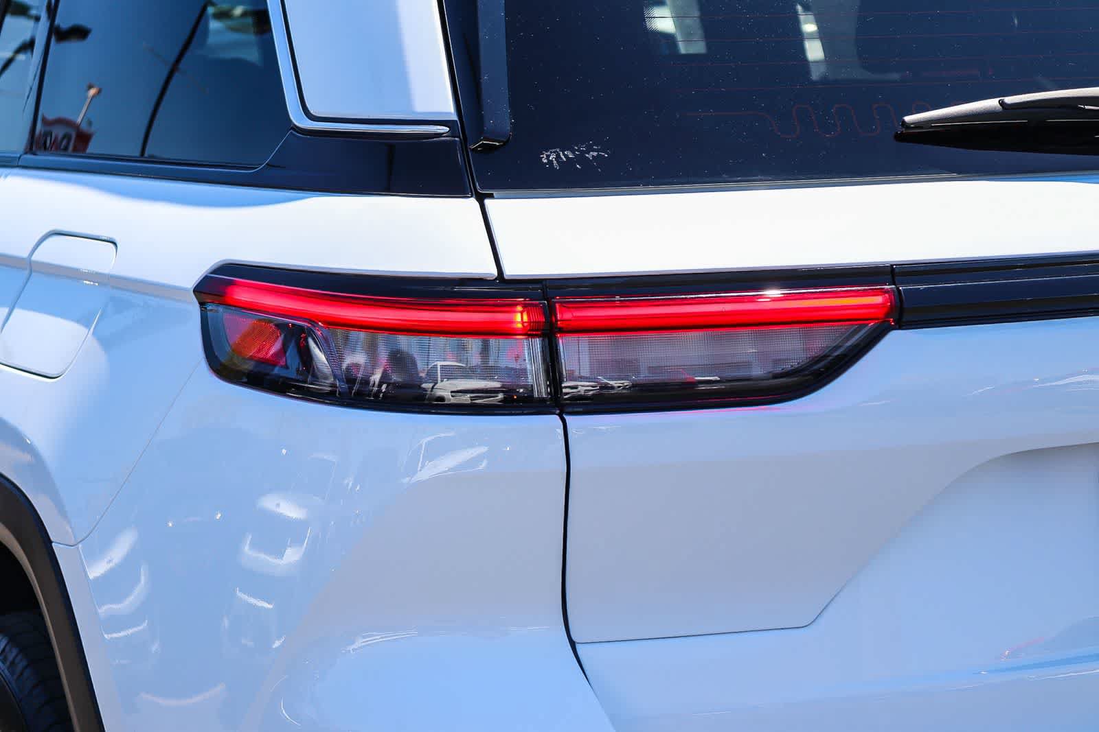 Used 2025 Jeep Grand Cherokee Laredo X RWD image 7