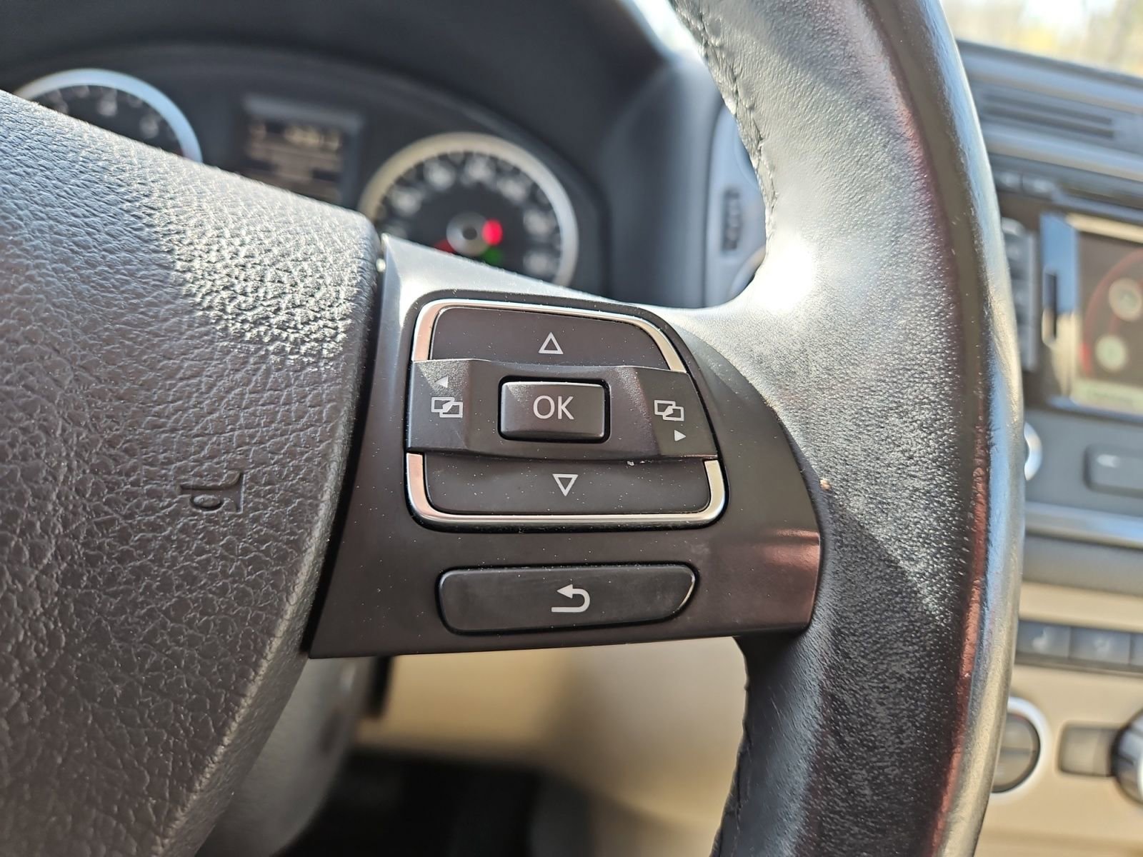 Used 2015 Volkswagen Tiguan SEL image 25