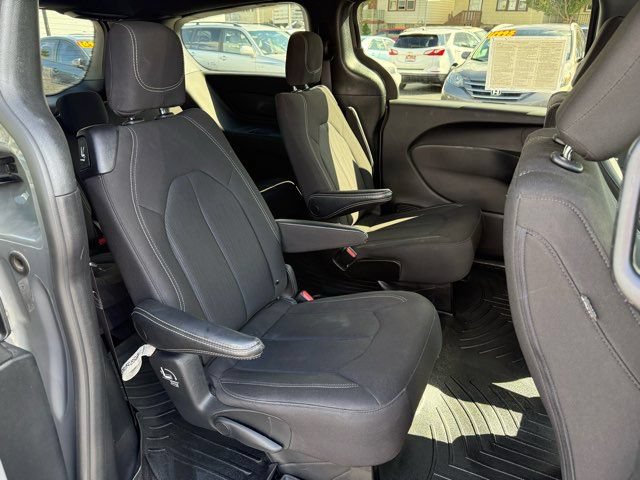 Used 2023 Chrysler Pacifica Touring FWD image 18