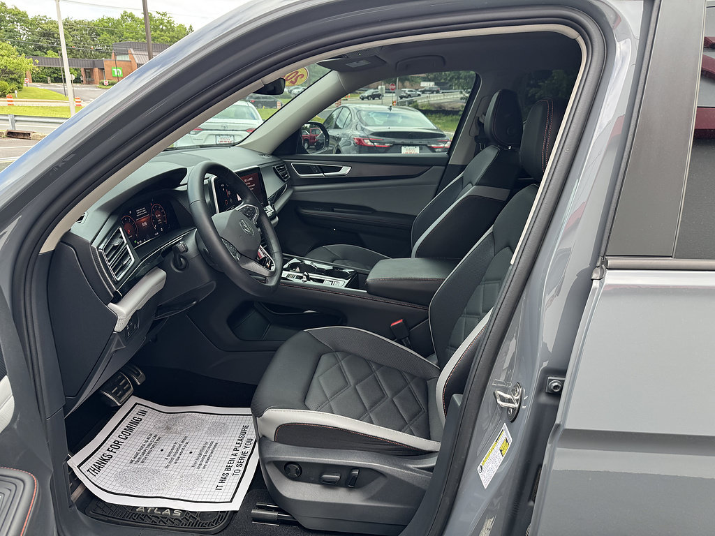 Used 2024 Volkswagen Atlas Peak Edition SE AWD/4WD image 8