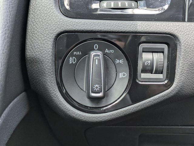 Used 2018 Volkswagen Golf 4-Door FWD image 18