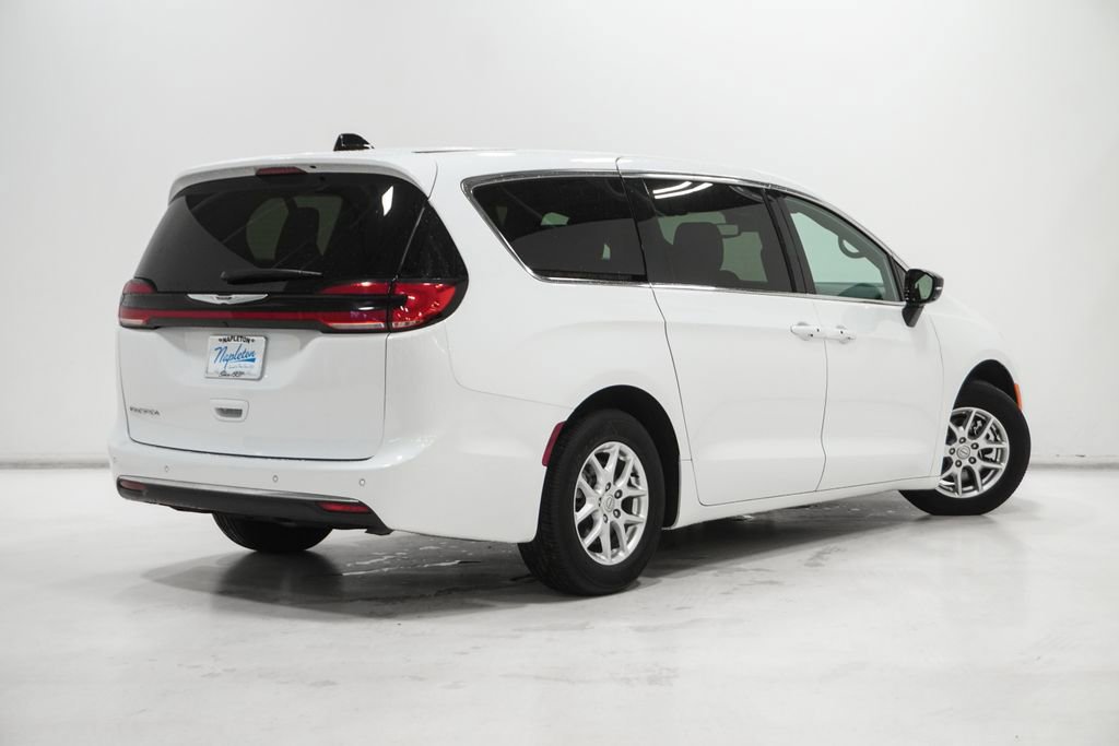 Used 2025 Chrysler Pacifica Select image 30