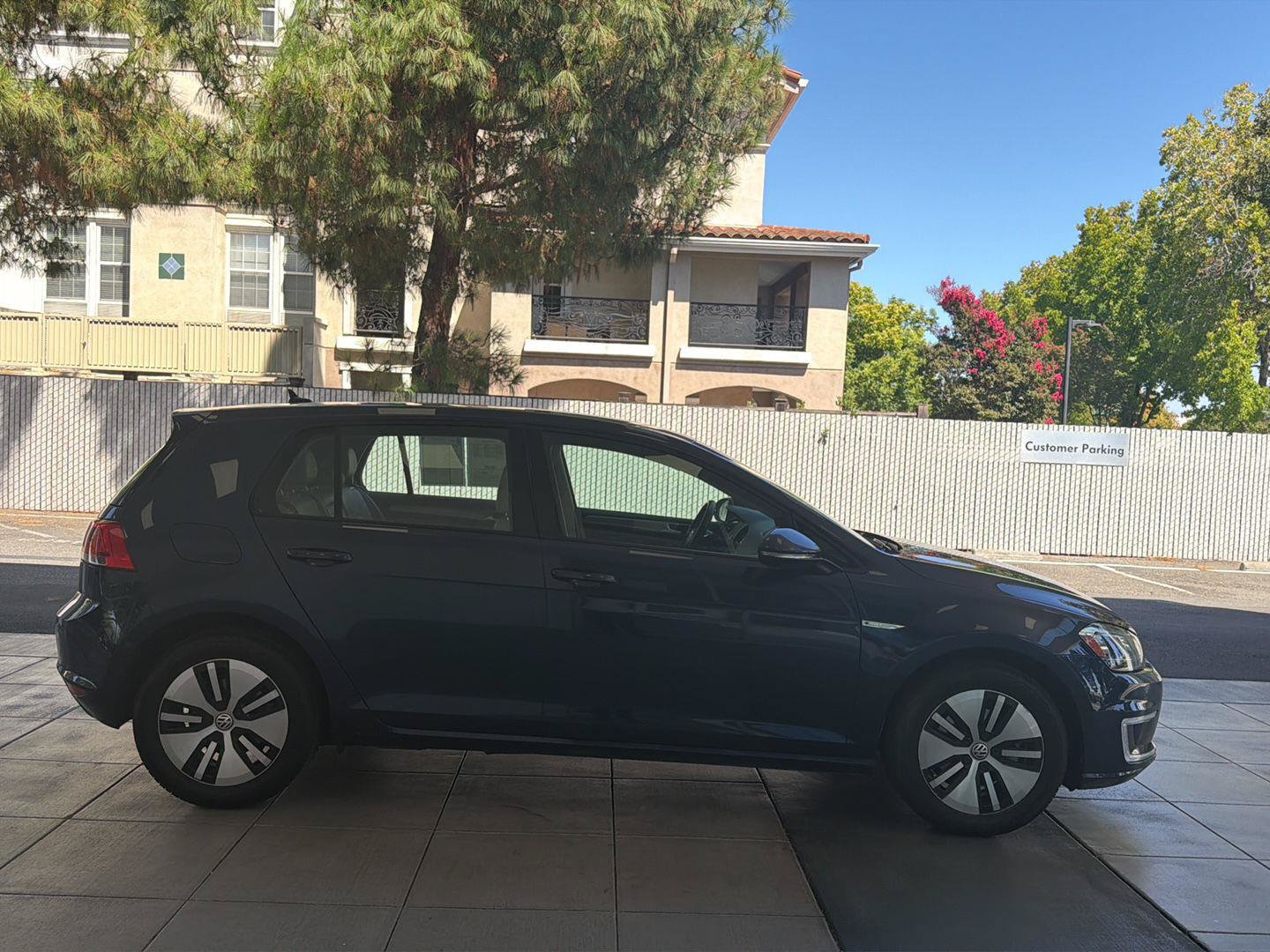 Used 2016 Volkswagen e-Golf SEL Premium w/ Driver Assistance Package FWD image 6