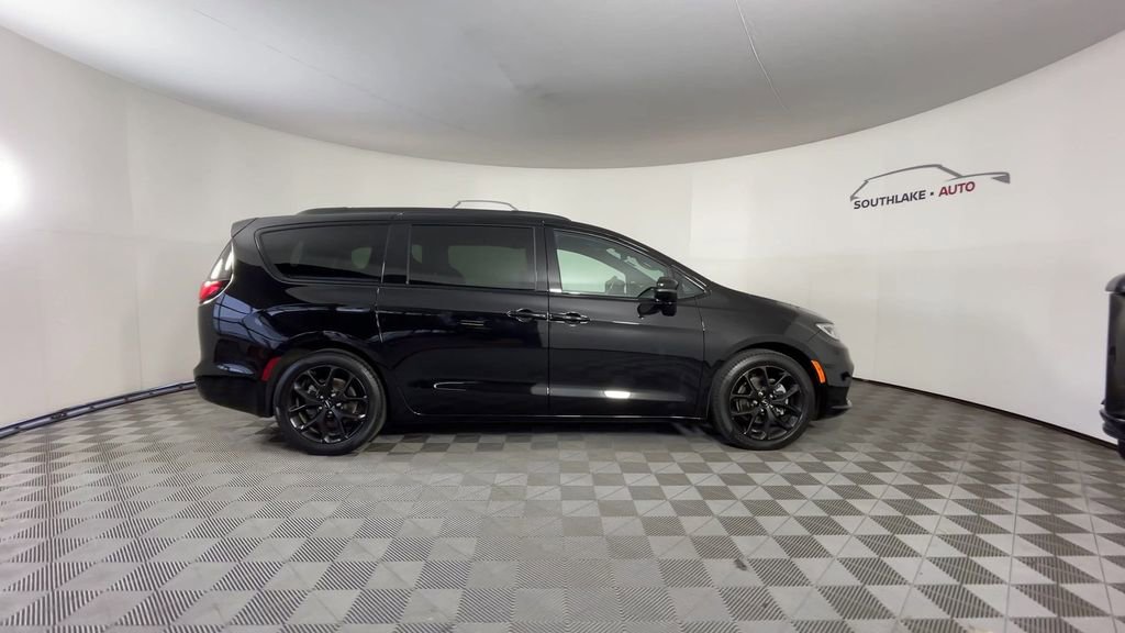 Used 2025 Chrysler Pacifica Limited FWD image 9