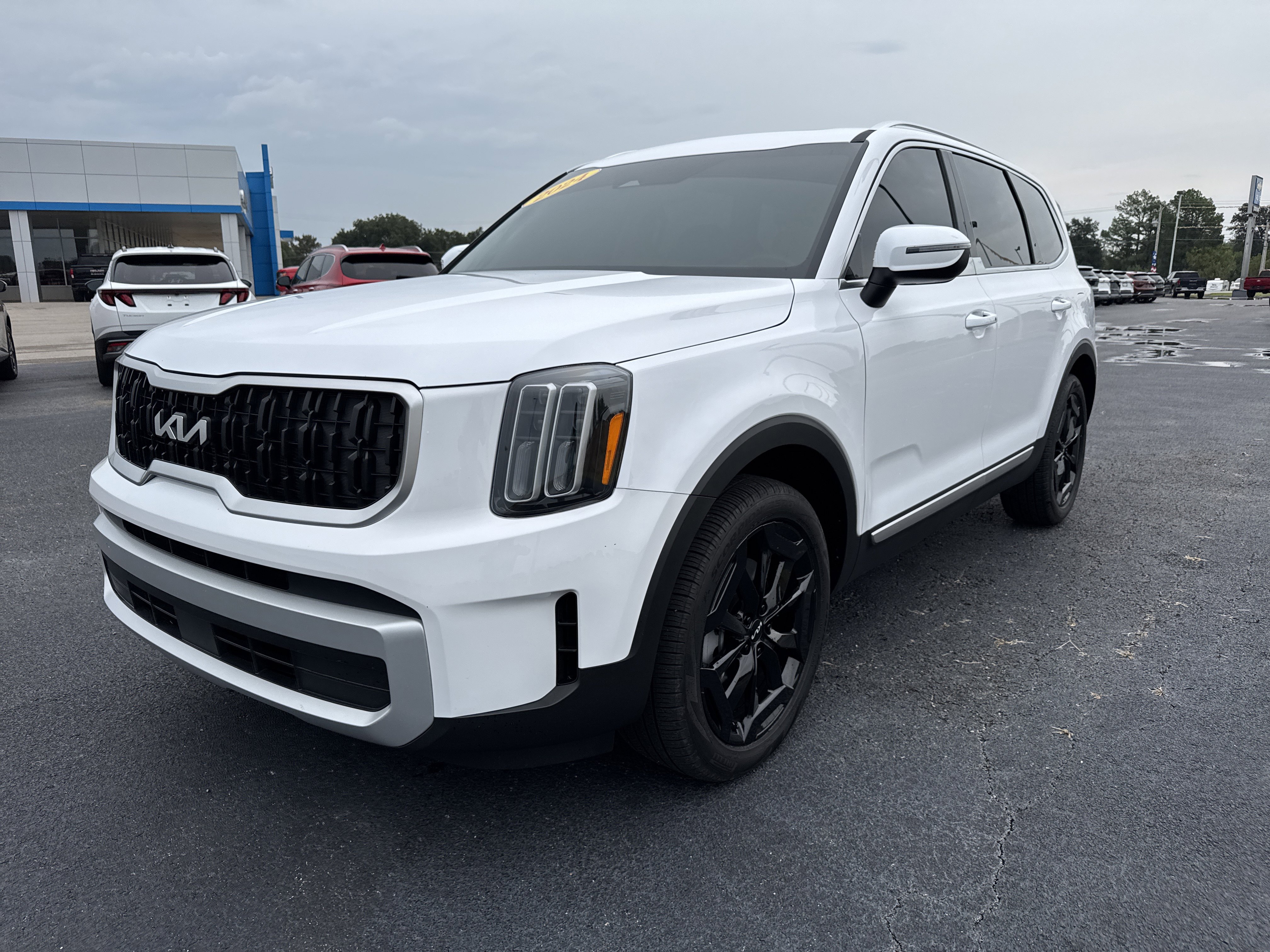 Used 2024 Kia Telluride EX w/ EX Captain's Chair Package image 1