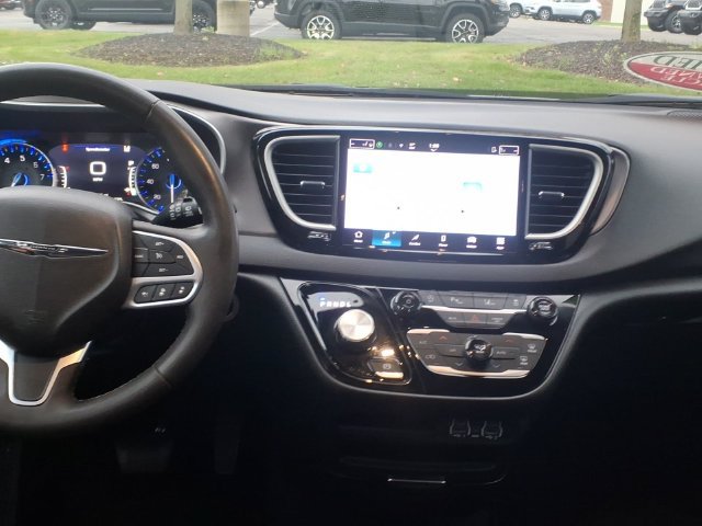 Certified 2025 Chrysler Pacifica Select FWD image 11