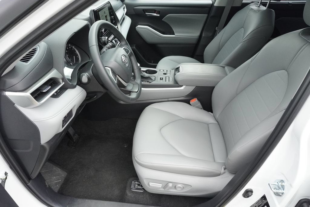 Used 2026 Toyota Highlander Limited AWD/4WD image 19