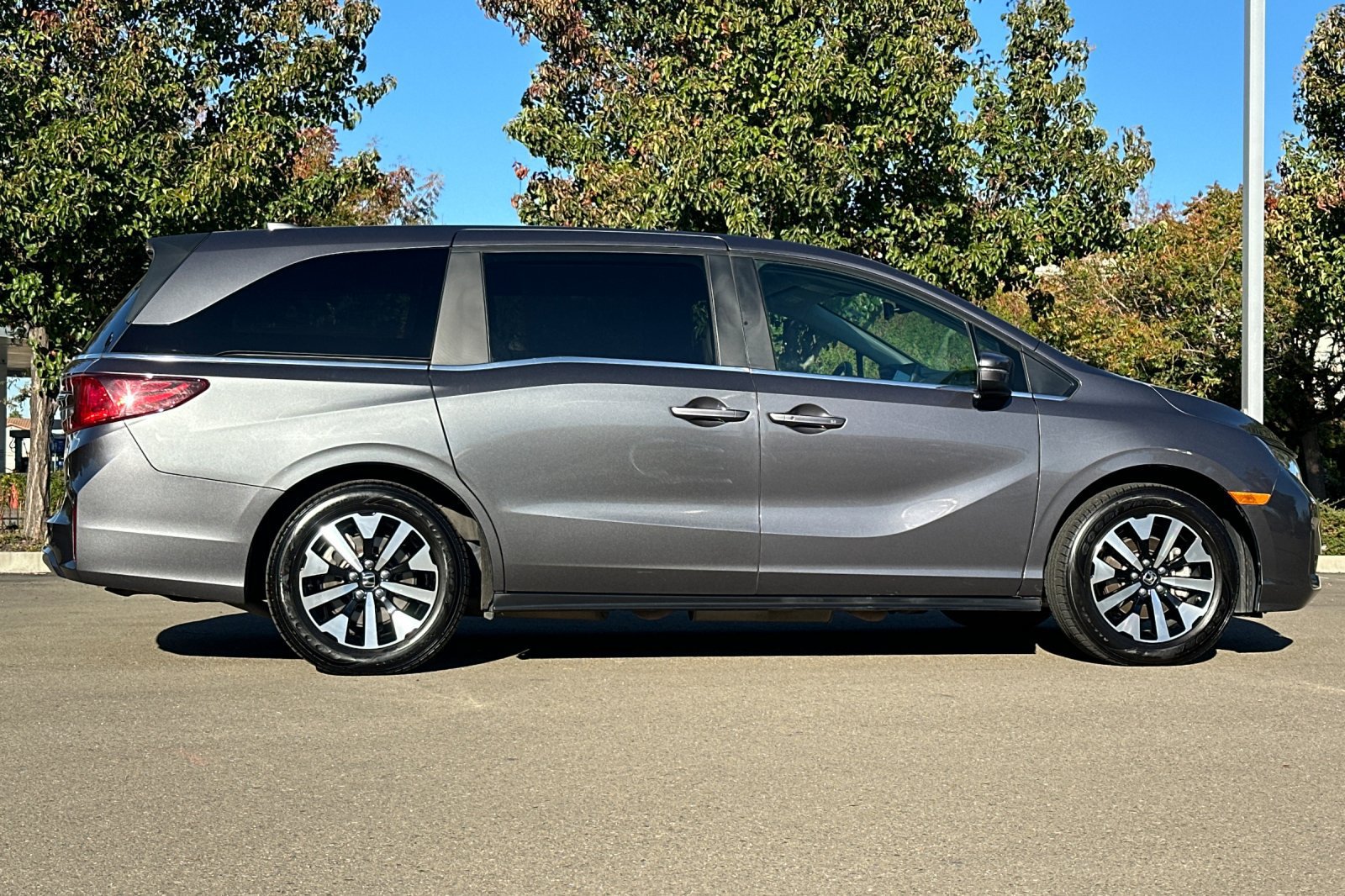 Used 2025 Honda Odyssey EX-L image 3