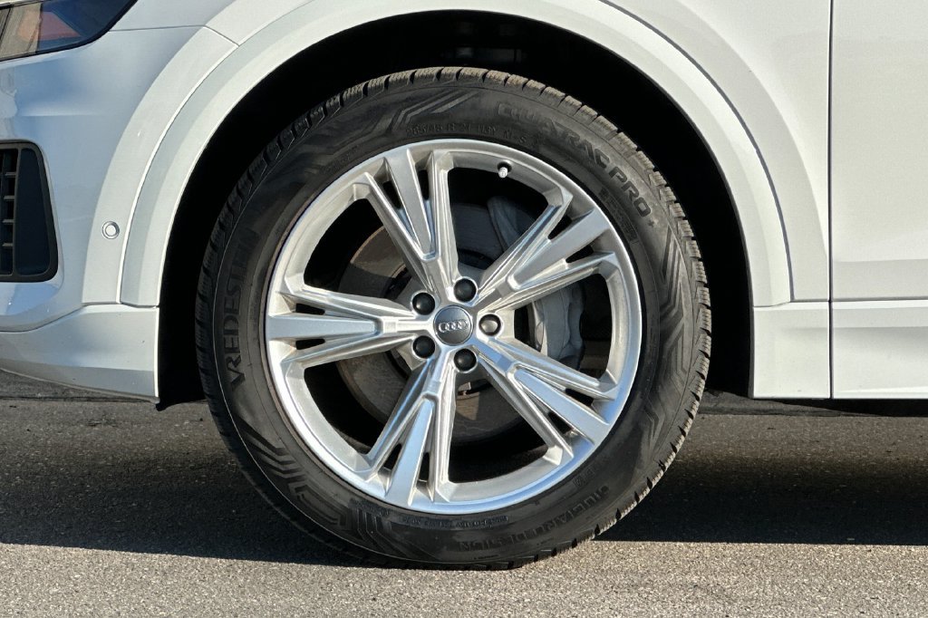 Used 2019 Audi Q8 Premium Plus w/ Premium Plus AWD/4WD image 30