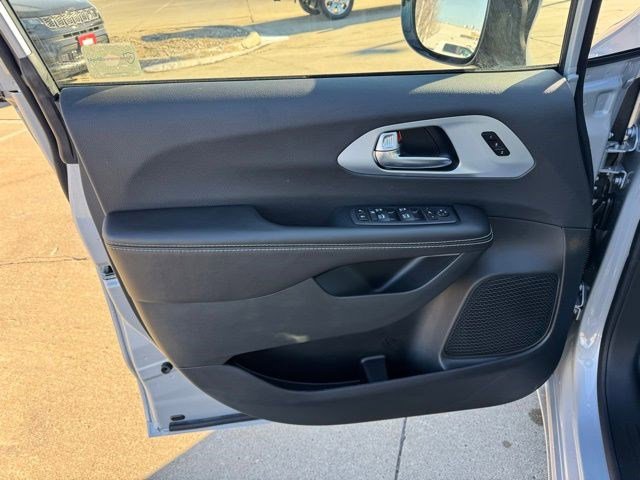 New 2026 Chrysler Pacifica Limited w/ S Appearance Package image 8