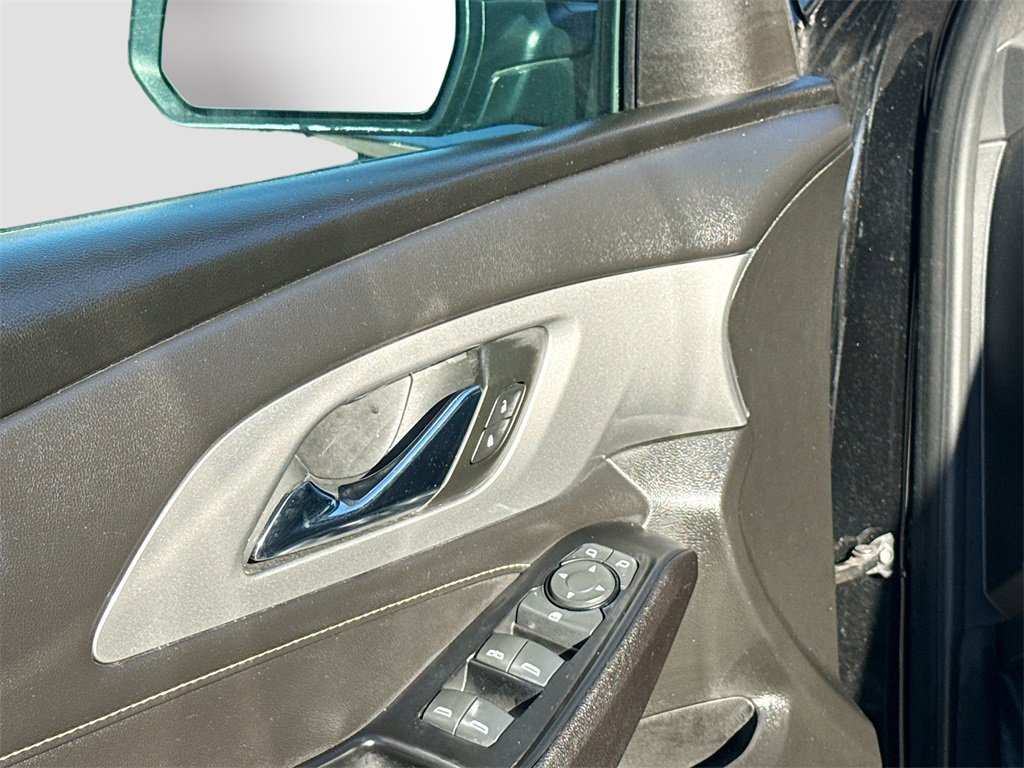 Used 2023 Chevrolet Traverse LT image 17