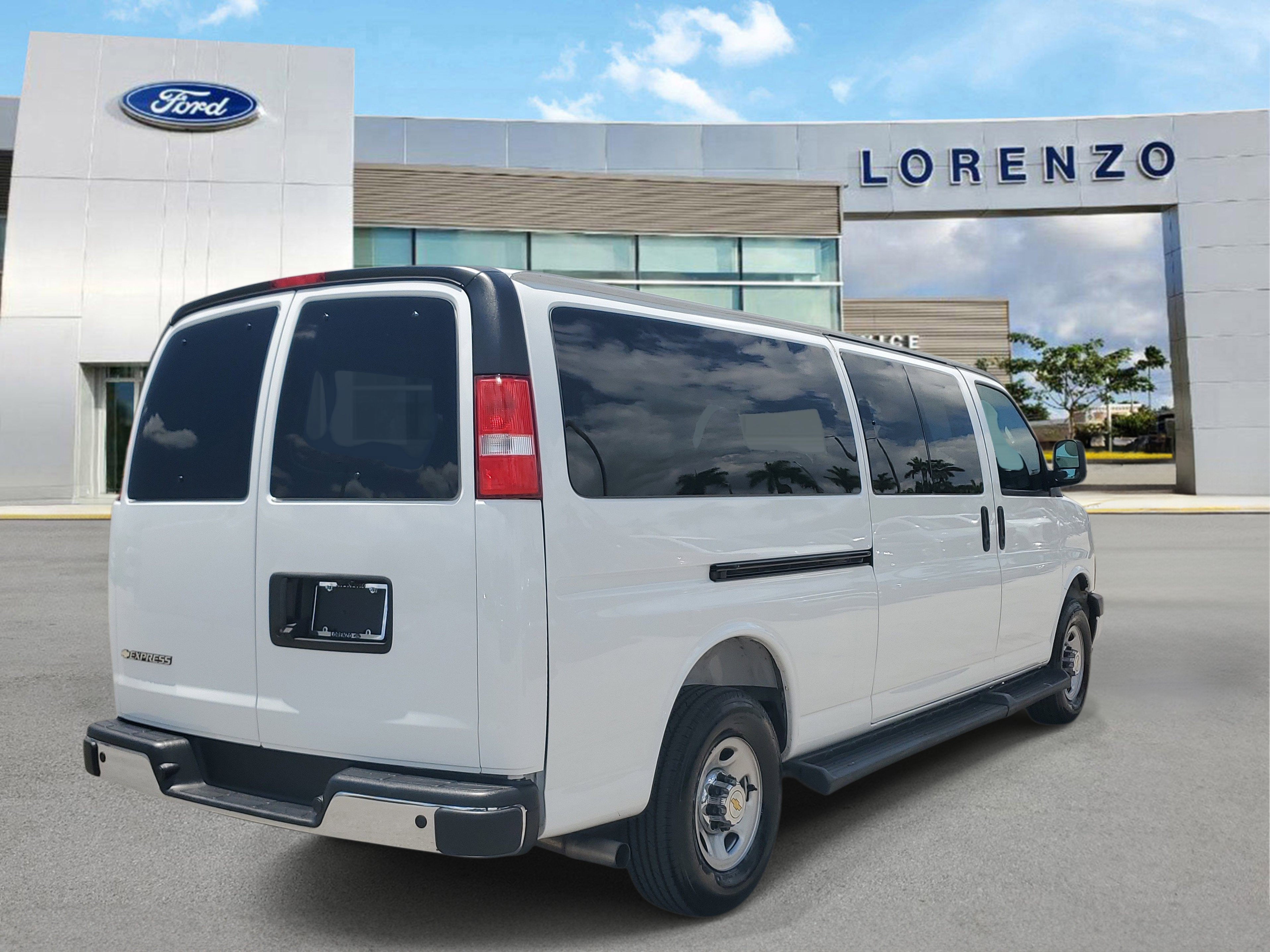 Used 2025 Chevrolet Express 3500 LT w/ LT Preferred Equipment Group RWD image 5